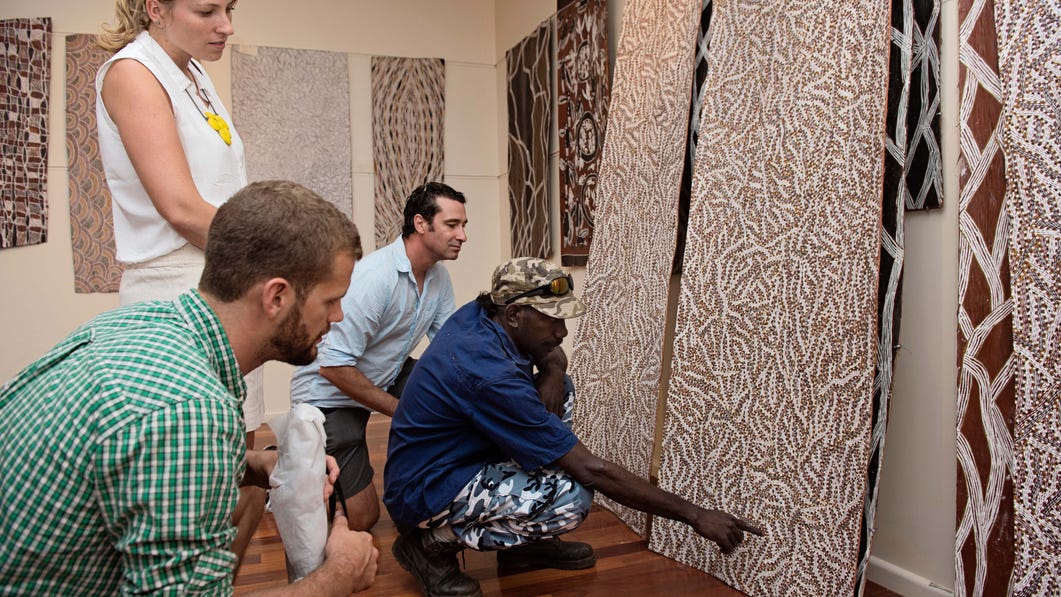Looking at aboriginal art in arnhem land